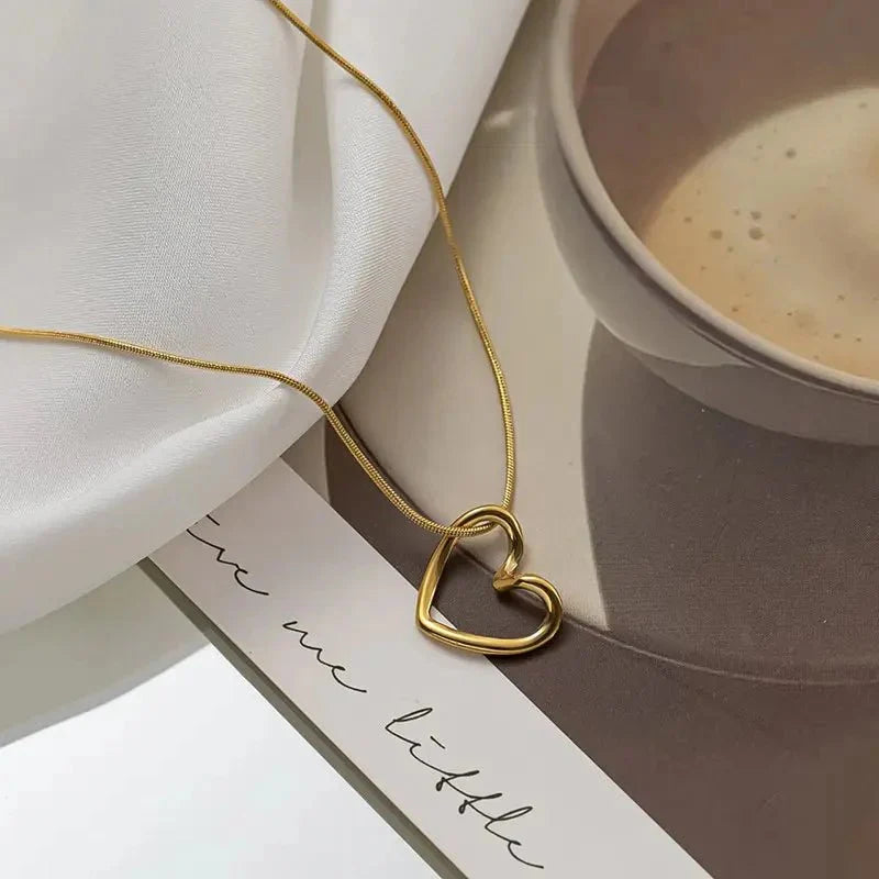 Trendy heart hollow necklace.